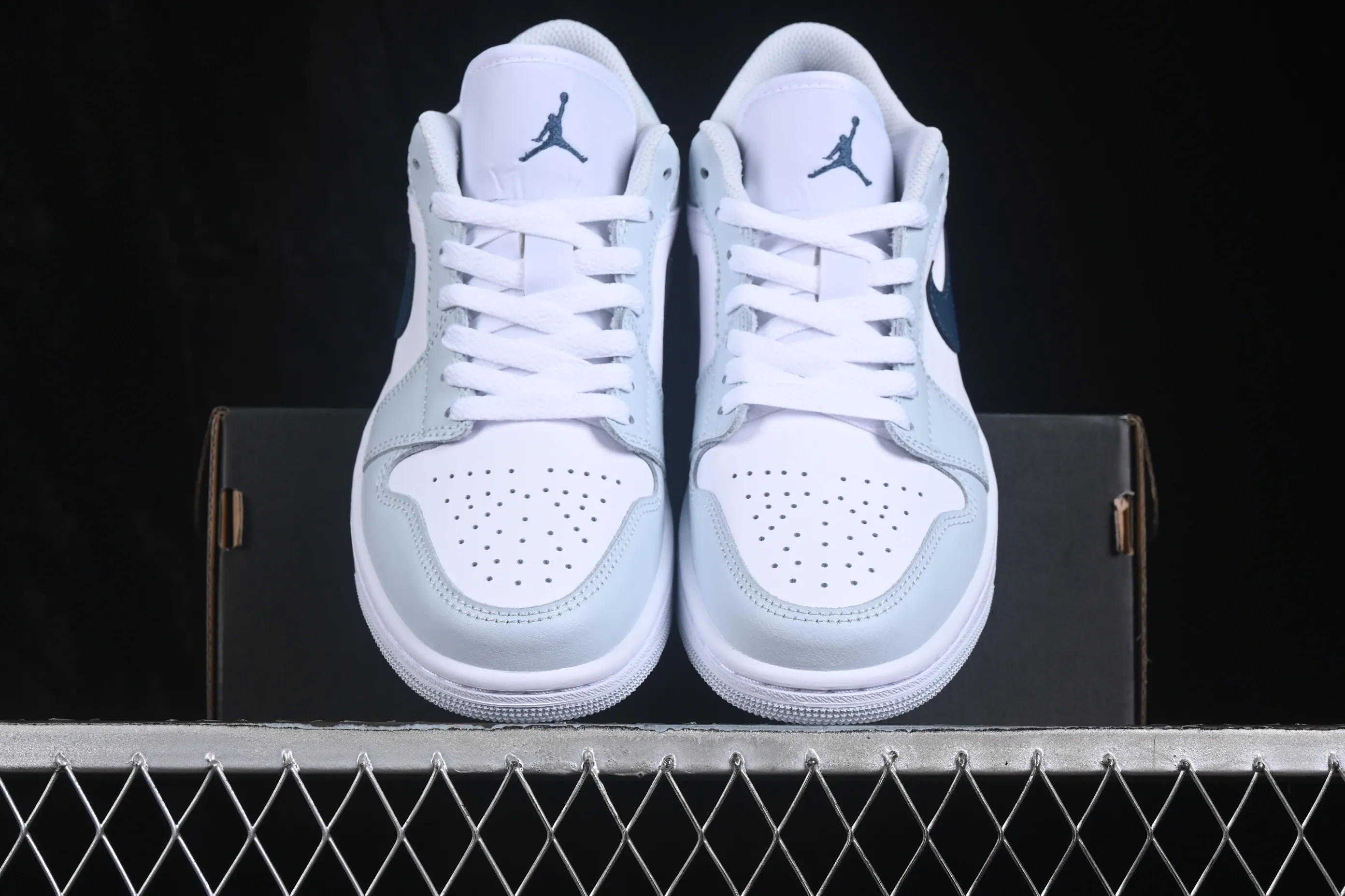 All categories Air Jordan Jordan series basketball shoes Air Jordan 1 Low G version pure original Air Jordan 1 Low AJ1 Joe 1 white gray blue hook low-top retro culture basketball shoes 553558-400